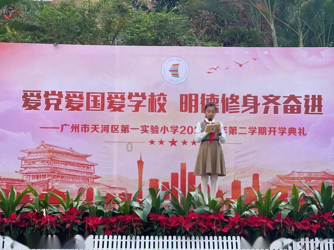 狗狗往虾筐里撒尿,摊主让狗主人全买走遭拒,报警后赔偿1800元